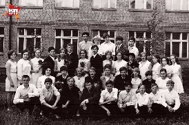 Выпускной класс. «Михалыч» - в нижнем ряду слева.