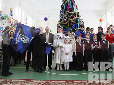 Фаны и работники "Шинника" поздравили детей с Рождеством